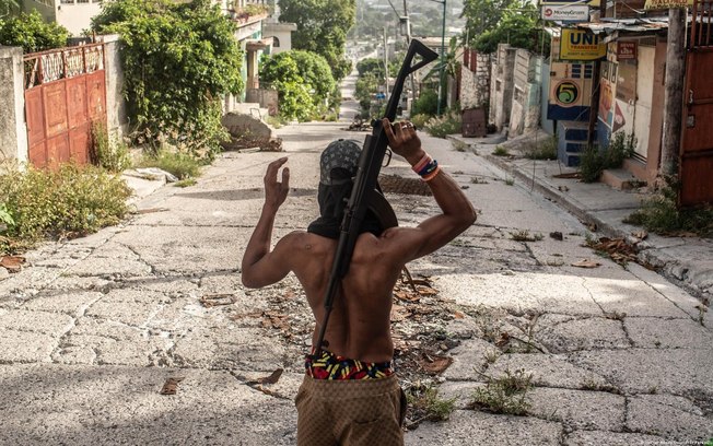 Gangues haitianas continuam a se adaptar e a se expandir, ressurgindo em novas áreas e rearmando-se constantemente Gangues haitianas continuam a se adaptar e a se expandir, ressurgindo em novas áreas e rearmando-se constantemente