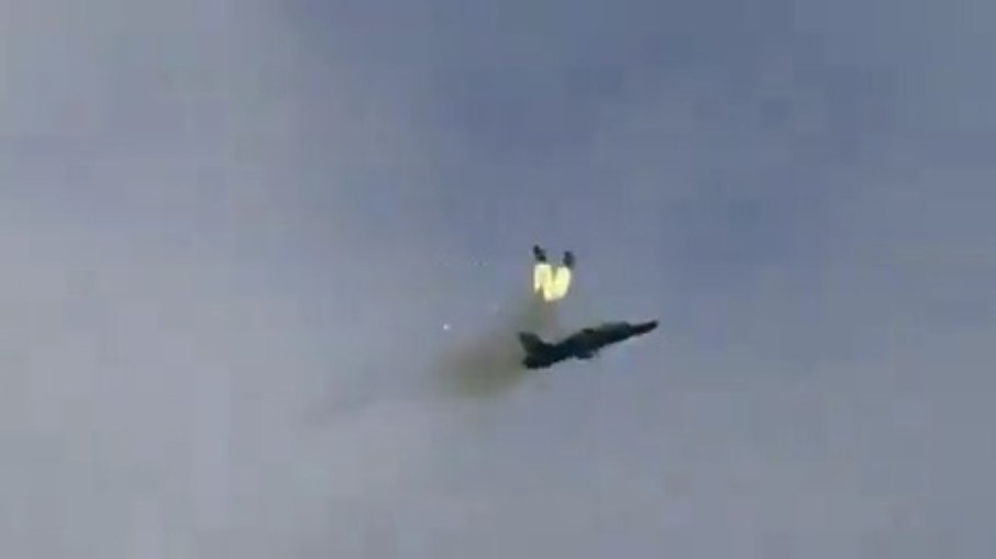 Pilotos se ejetam antes de jato militar cair em chamas