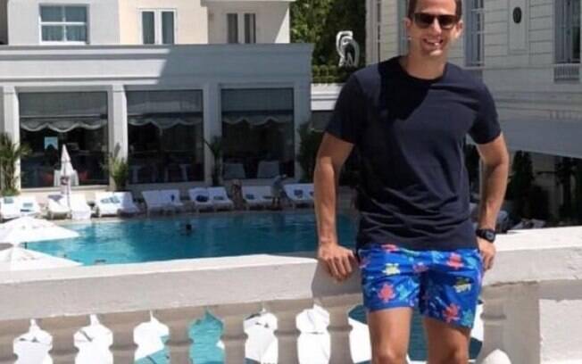 Rodrigo Goes na posa na piscina do Copacabana Palace, onde se hospedou combinando cashback e milhas Rodrigo Goes na posa na piscina do Copacabana Palace, onde se hospedou combinando cashback e milhas