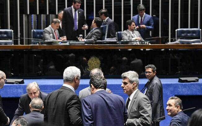 Senadores discutem no plenário durante sessão para votar MP das fraudes no INSS