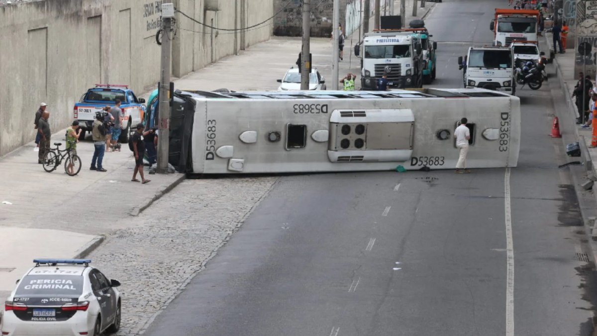 Um ônibus da linha 397 (Campo Grande x Candelária) tombou na Avenida Brasil, no Rio de Janeiro, na manhã deste domingo (16).