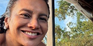 Dira Paes posa de maiô em cliques no Pará: 'Linda demais'