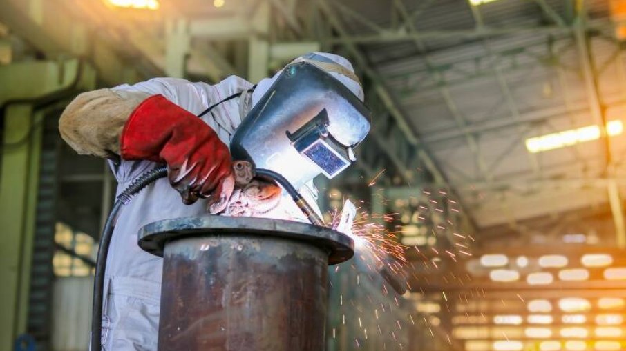 Produção industrial avança 0,5% em novembro, segundo IBGE