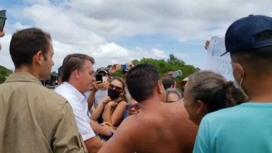 Bolsonaro é recepcionado por apoiadores em Santa Catarina