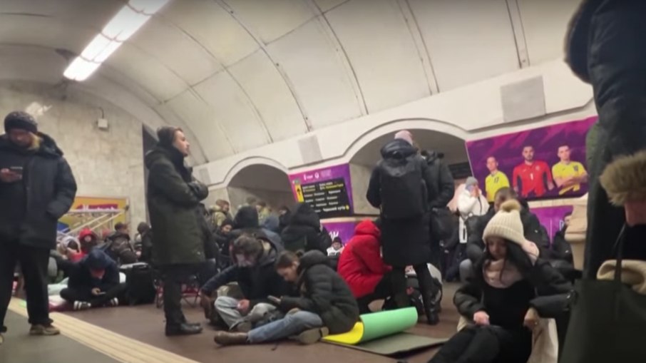 Ucranianos se dirigiram aos túneis do metrô para se proteger dos novos ataques russos nesta segunda-feira (8)
