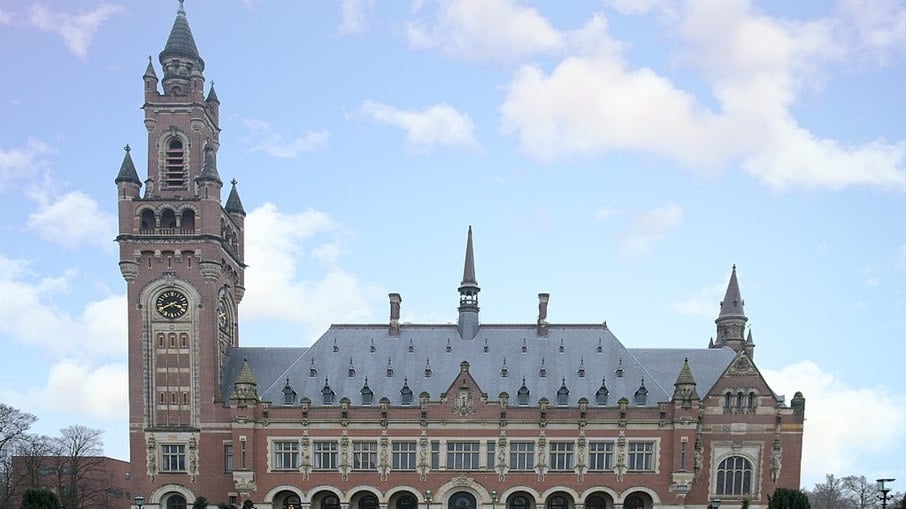 O Tribunal Internacional  julga crimes contra a humanidade e fica na cidade de Haia, na Holanda. 