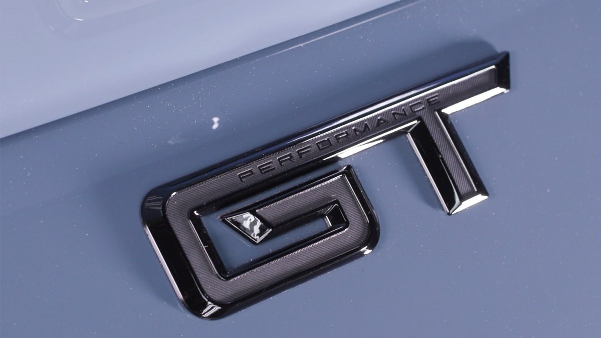 Ford solta teaser do emblema 'GT' que incorporará a sétima geração do Mustang.