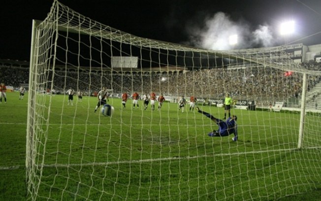 Momento em que Romário anota seu milésimo gol na carreira