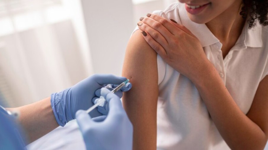 A vacinação é indicada para mulheres e homens de 9 a 45 anos