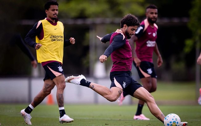 William Batista ao lado de Memphis Depay no CT do Corinthians 
