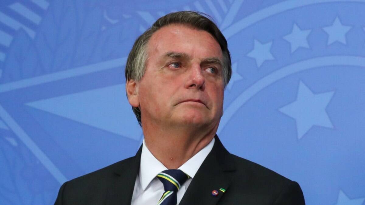 Oposição denuncia Bolsonaro ao STF por atraso na vacinação de crianças