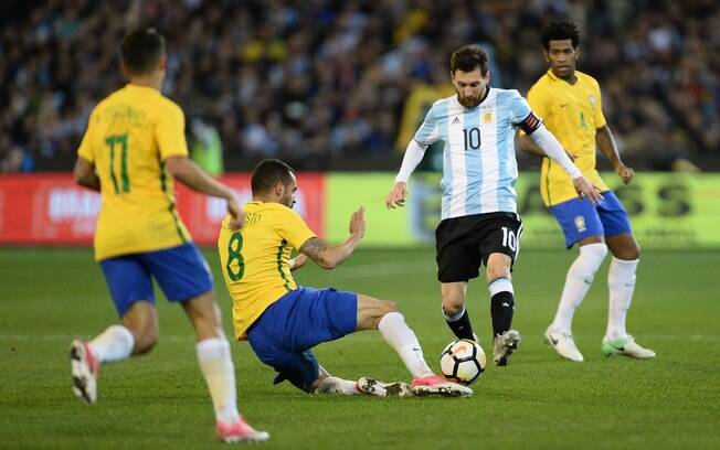 Messi tenta jogada, marcado por Renato Augusto