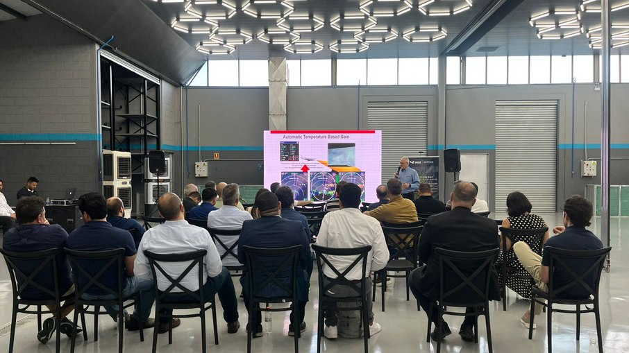 Apresentação para empresários e profissionais da aviação executiva do novo hangar