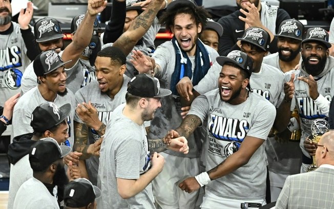 Jogadores do Dallas Mavericks comemoram a vitória sobre o Minnesota Timberwolves nesta quinta-feira, na final da Conferência Oeste da NBA