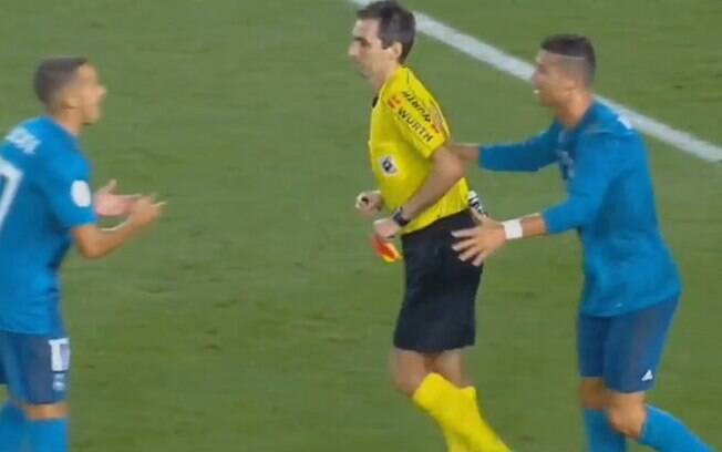 Cristiano Ronaldo foi expulso na vitória do Real Madrid sobre o Barcelona e depois empurrou o árbitro
