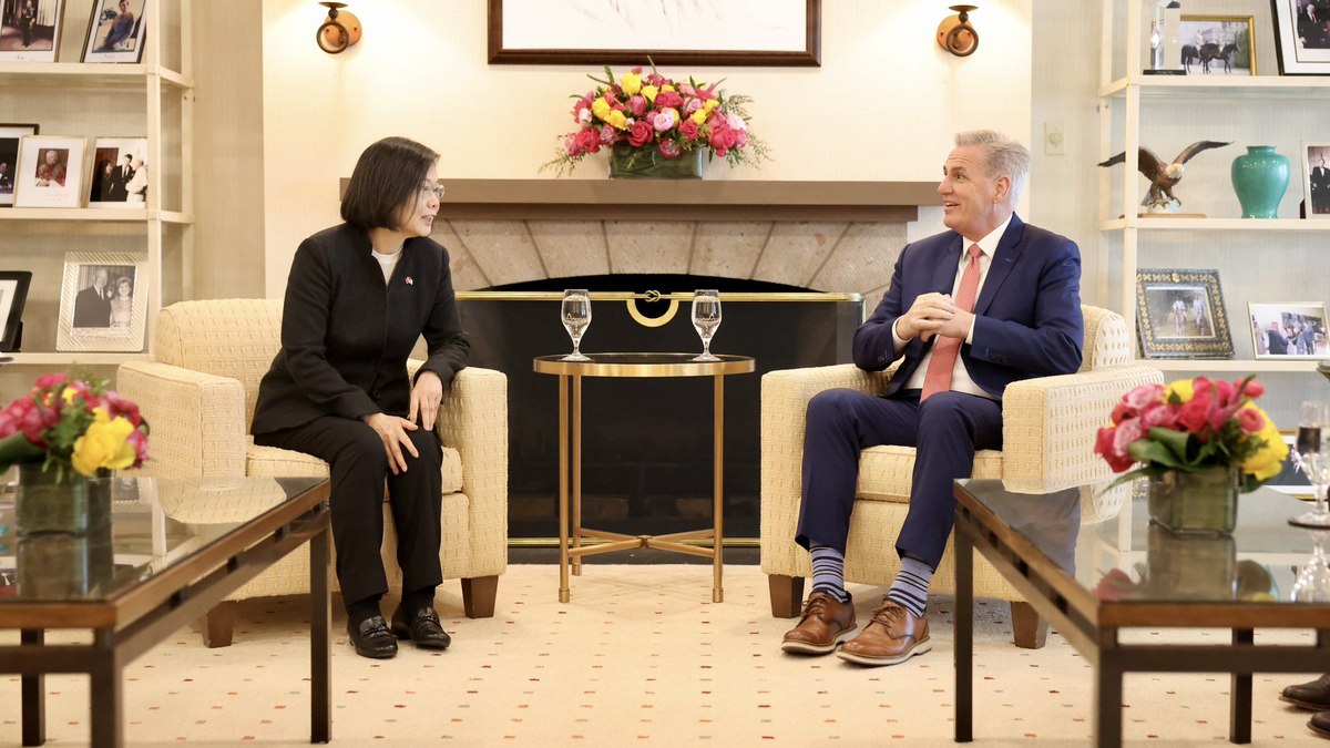 Kevin McCarthy, presidente da Câmara dos EUA, e Tsai Ing-wen, presidente de Taiwan