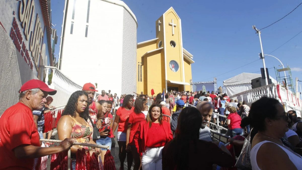 Fiéis lotam as ruas da Zona Norte do Rio em comemoração ao Dia de São Jorge. Fiéis lotam as ruas da Zona Norte do Rio em comemoração ao Dia de São Jorge.