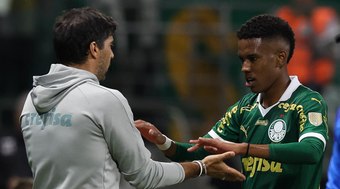 Palmeiras%3A%20Abel%20Ferreira%20%22cobra%22%20Est%C3%AAv%C3%A3o%20por%20excesso%20de%20dribles