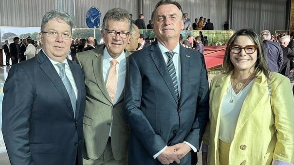 O senador Laércio Oliveira posa pra foto ao lado do presidente Jair Bolsonaro (PL)