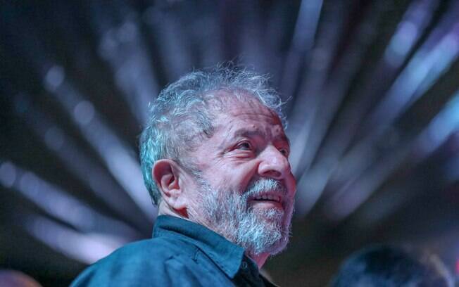 Neste sábado (7), Luiz Inácio Lula da Silva se pronunciou pela primeira vez depois de ter tido sua prisão decretada