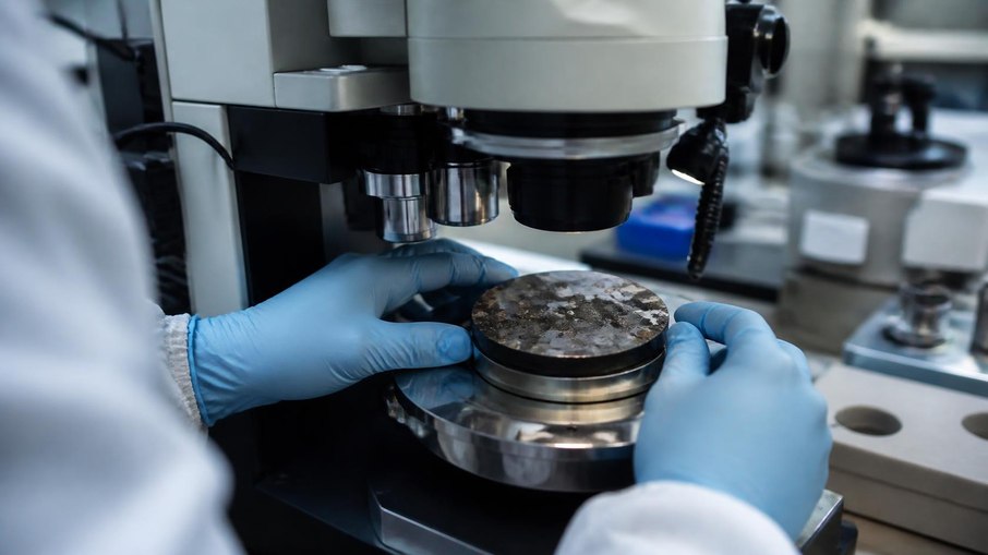 Cientistas testaram amostras microscópicas de grãos de areia da Baía de Hiroshima, no Japão Cientistas testaram amostras microscópicas de grãos de areia da Baía de Hiroshima, no Japão