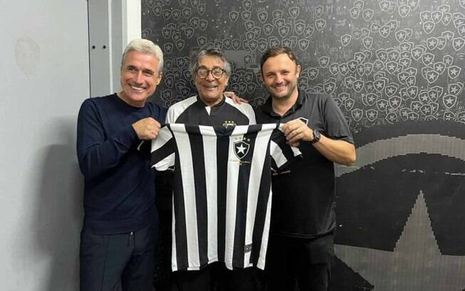 Botafogo presenteia Seu Chicão, um dos fundadores do Ceilândia e torcedor do Alvinegro, com camisa