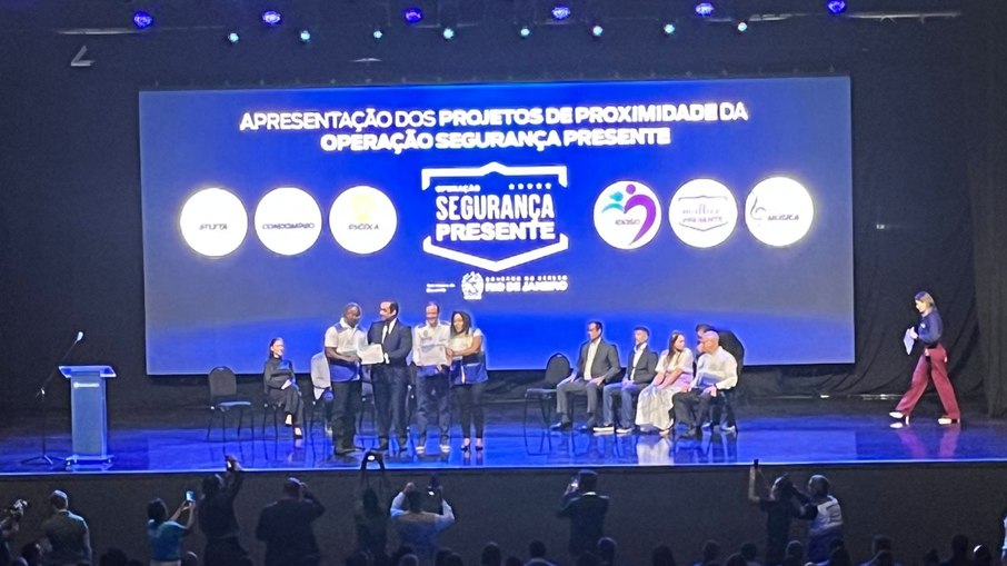 O Governador Cláudio Castro (PL) entregou o certificado de formação aos agentes