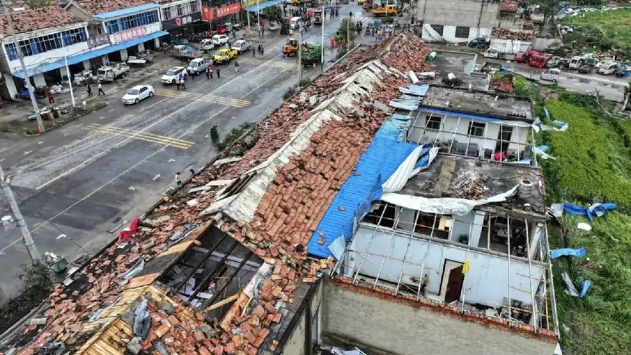 O tornado acontece logo após a alta das temperaturas, fator que provocou condições climáticas alarmantes no país.