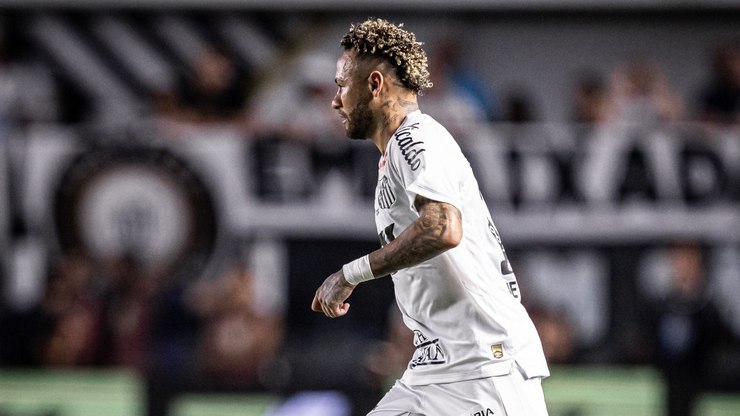Neymar supera problemas físicos e abre o placar para o Santos