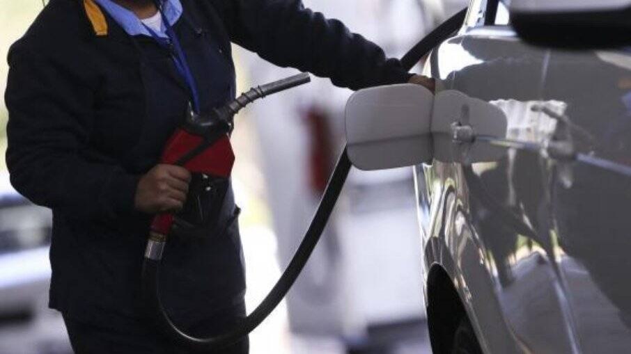 Prefeituras devem fiscalizar preços dos combustíveis nos postos