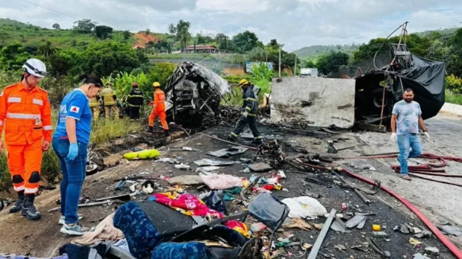 Pertences de passageiros de ônibus acabam espalhados por rodovia