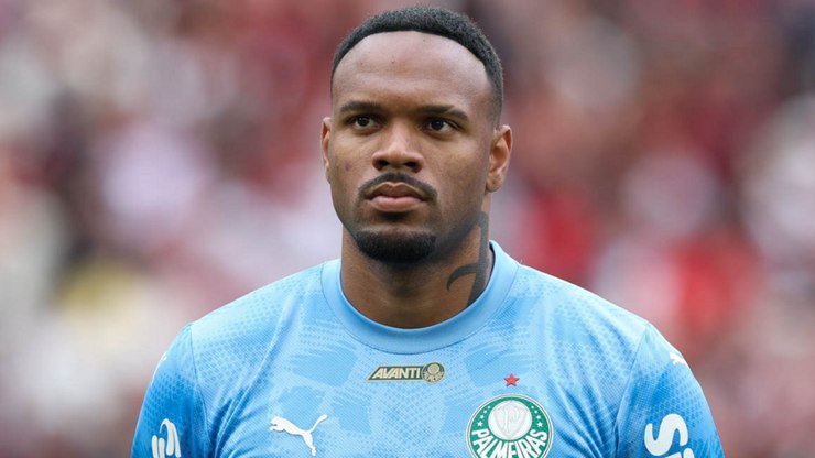 Estreia de Carlos Miguel: 3 gols em 3 chutes e crítica nas redes