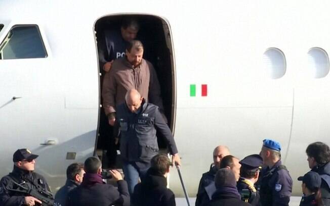 Italiano volta ao país natal após 40 anos considerado foragido. Ele deverá cumprir 30 anos de prisão, apesar da sentença de prisão perpétua