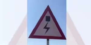 Placa de trânsito com raio chama atenção nas redes