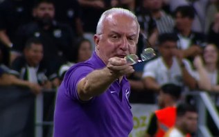 Dorival oferece óculos para árbitro e viraliza fora do Brasil