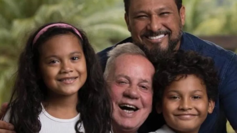Luiz Fernando Guimarães e marido comemoram aniversário da adoção dos filhos