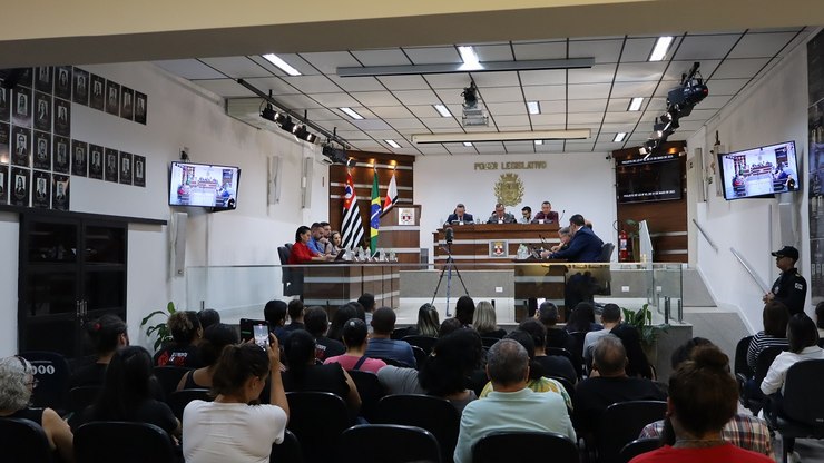 Câmara aprova leis que regulam conteúdos em escolas e eventos
