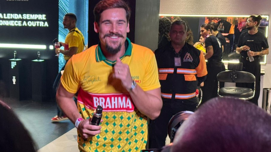 Nicolas Prattes curtindo o Carnaval de SP