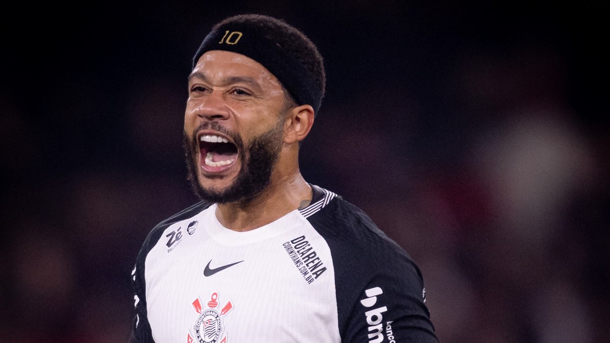 Memphis Depay reclamou do gramado após o jogo na Arena da Baixada Memphis Depay reclamou do gramado após o jogo na Arena da Baixada