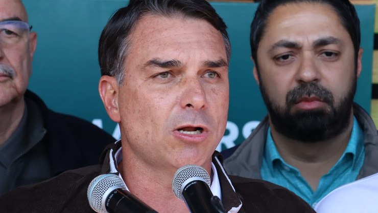 Flávio Bolsonaro pede mais duas horas para votação 