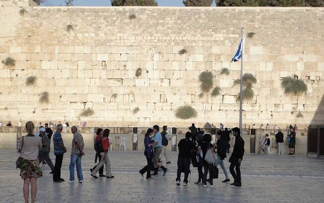 Jovem de 23 anos apareceu no Muro das Lamentações sem roupas, em Jerusalém; agentes da polícia tiveram que detê-la
