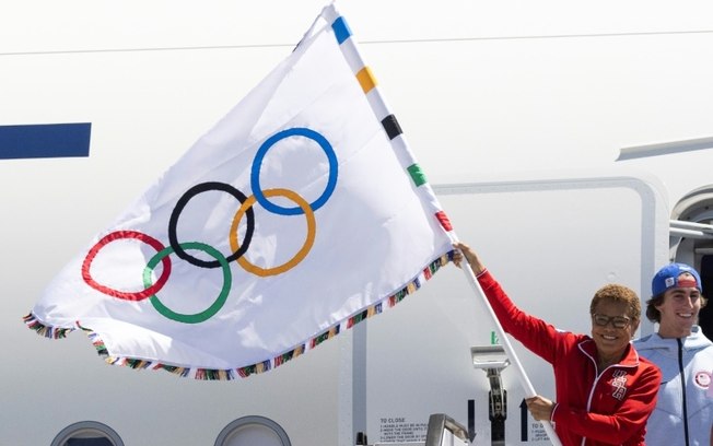 A prefeita de Los Angeles, Karen Bass, ao chegar ao aeroporto com a bandeira olímpica. Em Los Angeles, no dia 12 de agosto de 2024