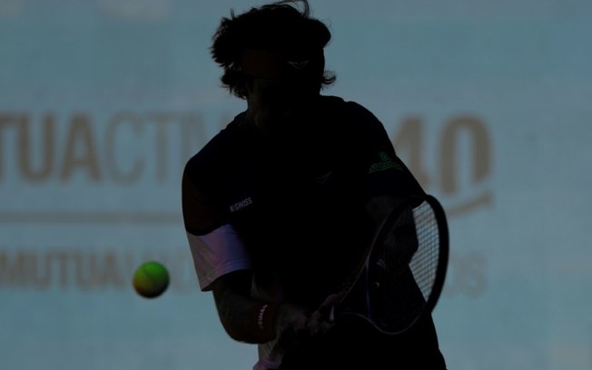 O tenista russo Andrey Rublev faz uma pausa em sua partida contra o cazaque Alexander Bublik durante sua partida da terceira rodada do ATP 1000 de Madri, em 27 de abril de 2025 O tenista russo Andrey Rublev faz uma pausa em sua partida contra o cazaque Alexander Bublik durante sua partida da terceira rodada do ATP 1000 de Madri, em 27 de abril de 2025