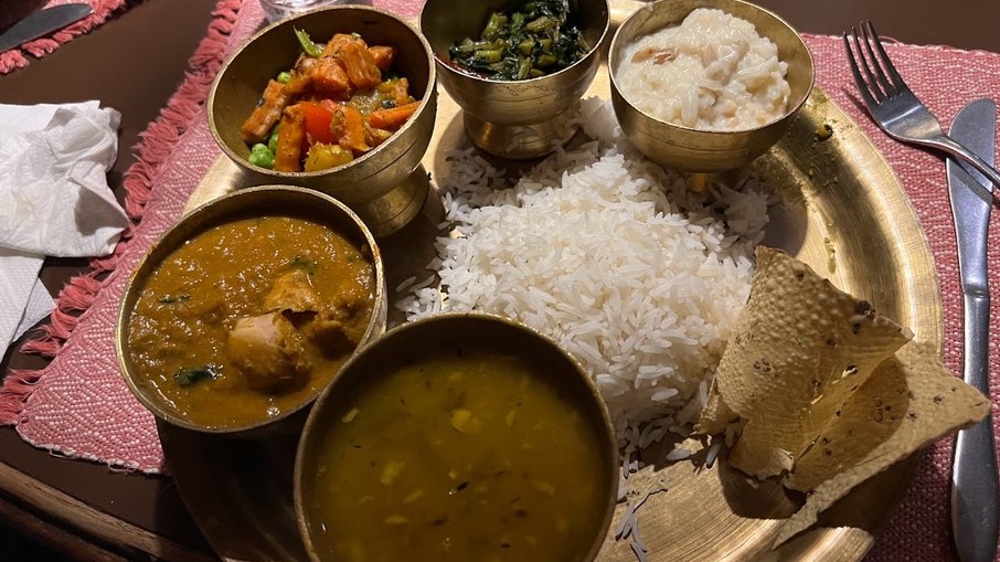 Dhal Baat, o famoso Takhali food comum na Índia e Nepal.