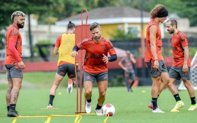 Sábado no Ninho: Flamengo foca em preparação física no treino, e Diego brinca sobre resenha do grupo