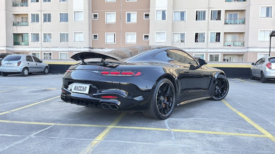 Aerofólio traseiro do AMG GT 63 pode variar de posição conforme velocidade, modo de condução e carga aerodinâmica