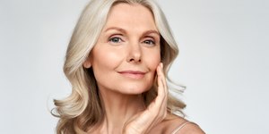 Pele madura: dicas de cuidados e de maquiagem para mulheres acima dos 40 anos