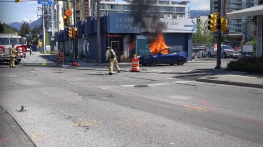 Tesla Modely Y pega fogo com motorista dentro no Canadá