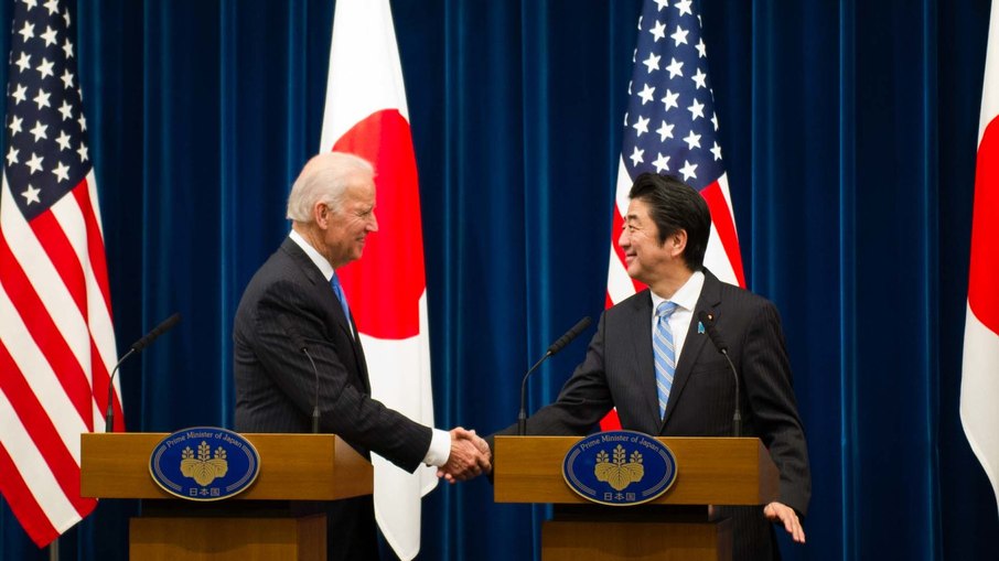 Biden cumprimenta Shinzo Abe