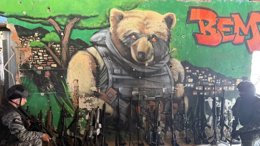 Fuzis apreendidos na mega-operação na Penha e Alemão - atrás das armas, uma pintura que faz alusão à Fuzis apreendidos na mega-operação na Penha e Alemão - atrás das armas, uma pintura que faz alusão à